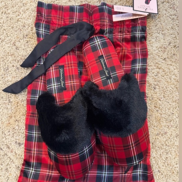 NWT and gift bag Victoria's Secret Tartan Slippers with Black Fur - Picture 2 of 6